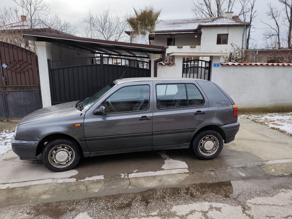 VW голф 1.8 90 коня 93г.