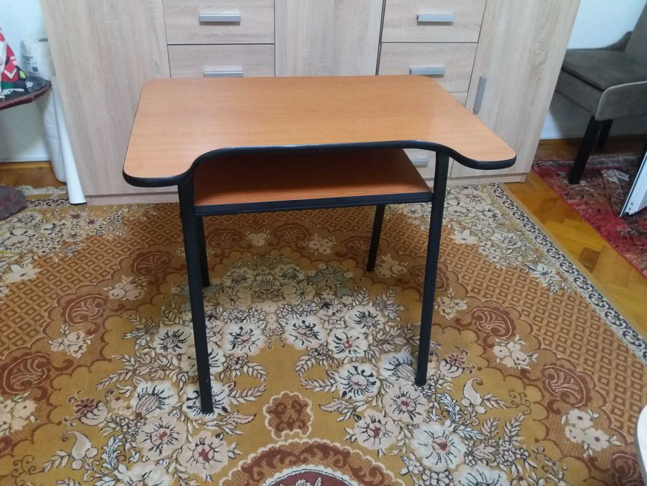 Masă cu picioare metalice