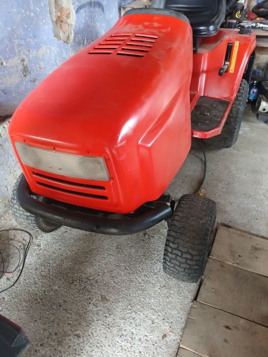 Vând tractoras de gazon pentru piese