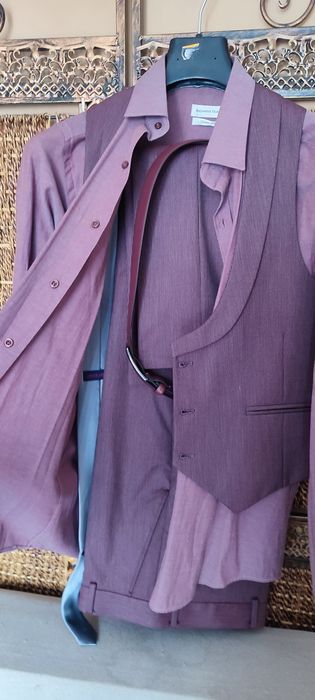 Vand costum complet sacou, pantalon, vesta, cravata, camasa