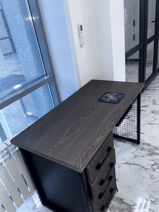 Продается маникюрный стол с вытяжкой