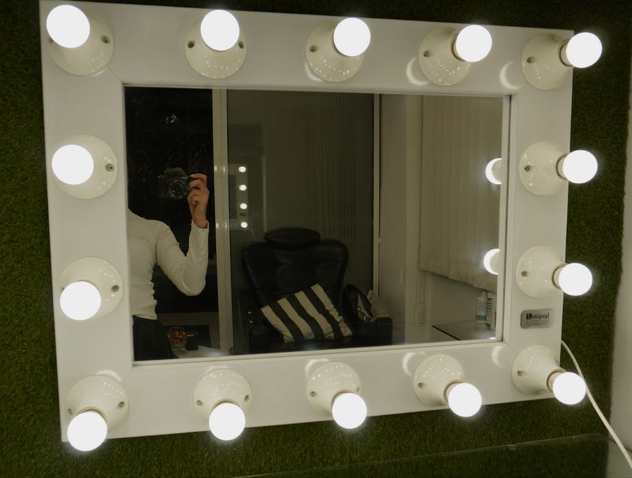 Огледало с осветление за грим