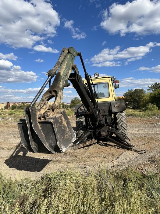 Трактор-экскаватор, снегоуборщик ЮМЗ