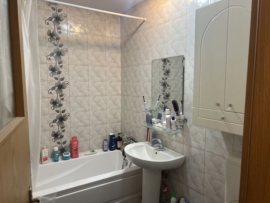 Inchiriez ap 3 camere 2 bai parcare 2 holuri debara 82 mp complet mobilat utilat