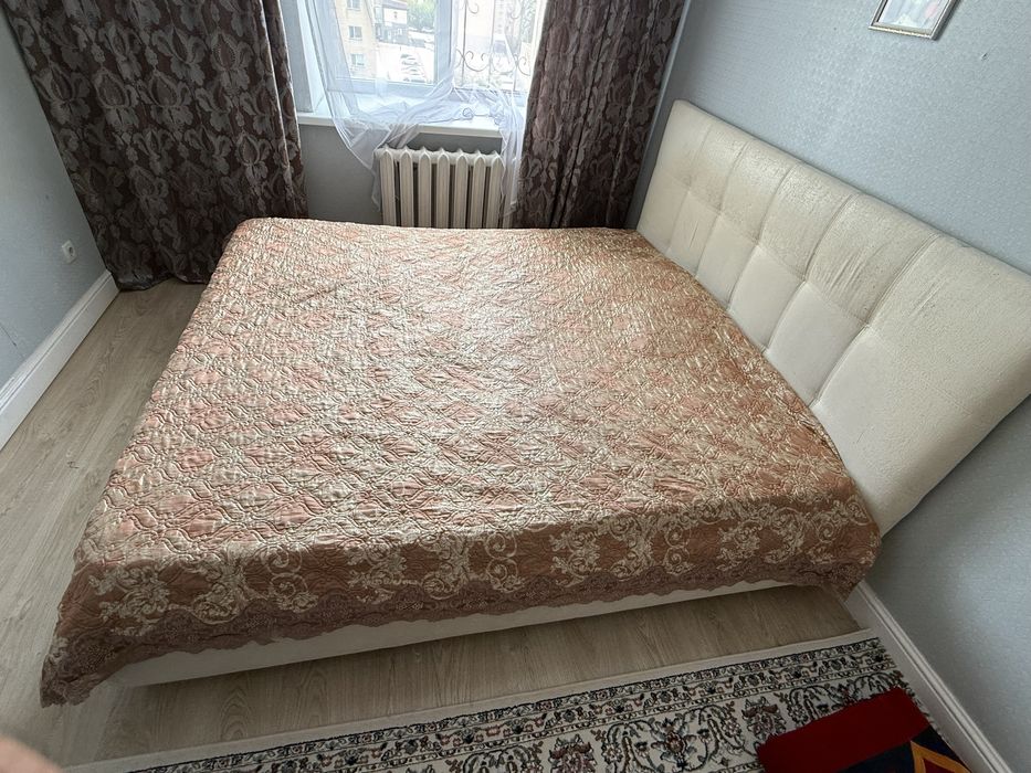 Двуспальная кровать