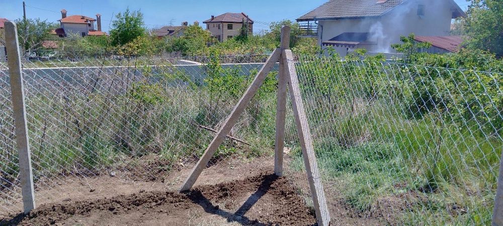 изграждане на огради с бетонни , подцинковани колове услуги с багер.