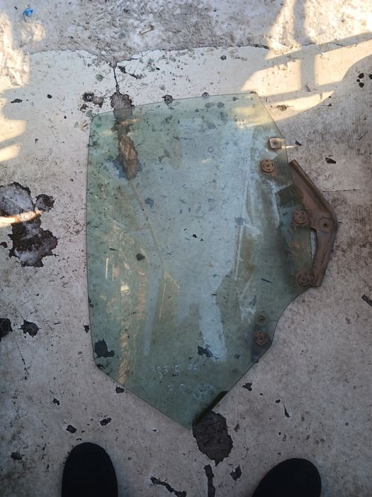 Стекло двери Мазда 323ф на 1995г