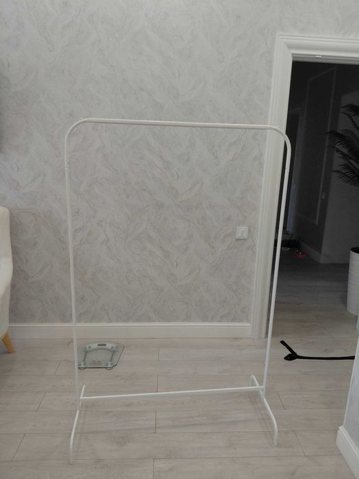 Продаю напольную вешалку икея