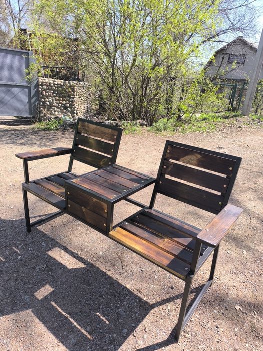 Скамейка для двоих со столиком