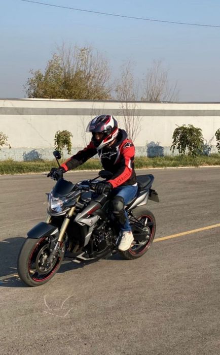 Suzuki Gs r 750 Street