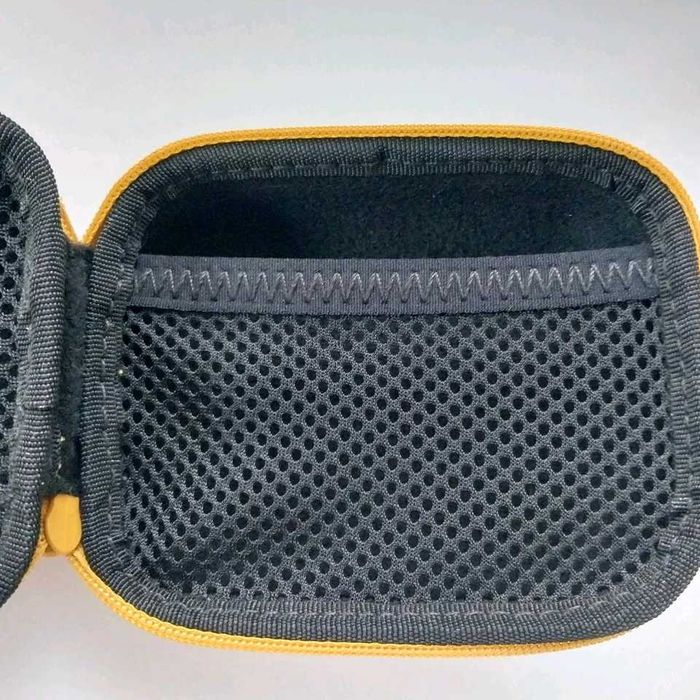 Празен калъф/контейнер Under Armour за мaлки аксесоари или слушалки, оригинален от САЩ