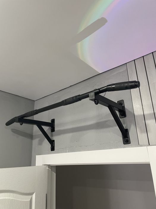 Турник навестной черный