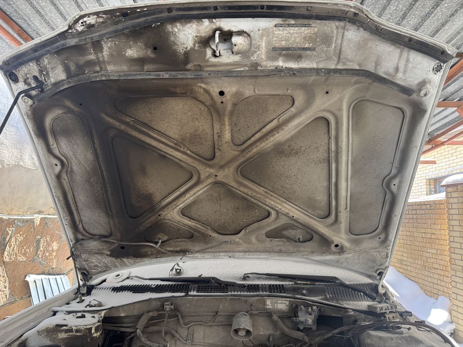 Капот Тойота карина е оригинал