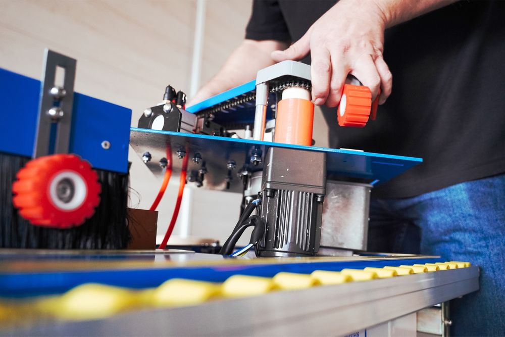 Кромкооблицовочный станок со снятием свесов и торцовкой DM-110