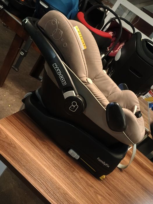 Maxi-Cosi Pebble + база Maxi-Cosi FamilyFix