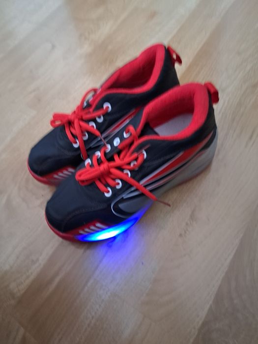 Adidași cu luminite și role mărimea 36