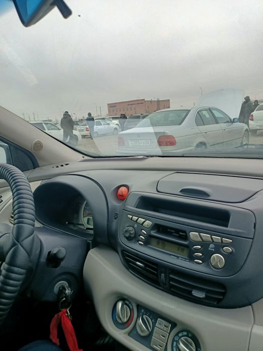 Машина Нисан Альмера тино