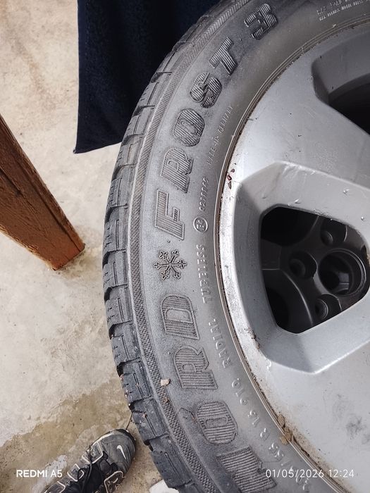 Vând cauciucuri cu tot cu jenti de aliaj