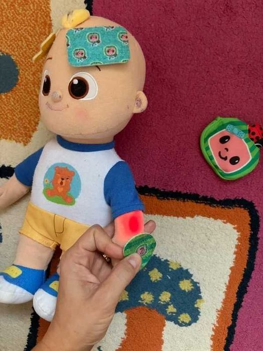 Papusa interactiva Cocomelon JJ