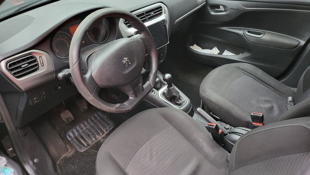 Vând Peugeot 301