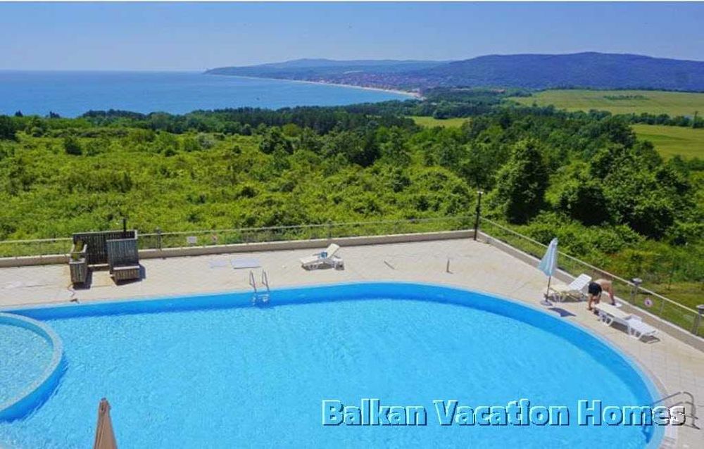 Тристаен апартамент в затворен комплекс в Бяла