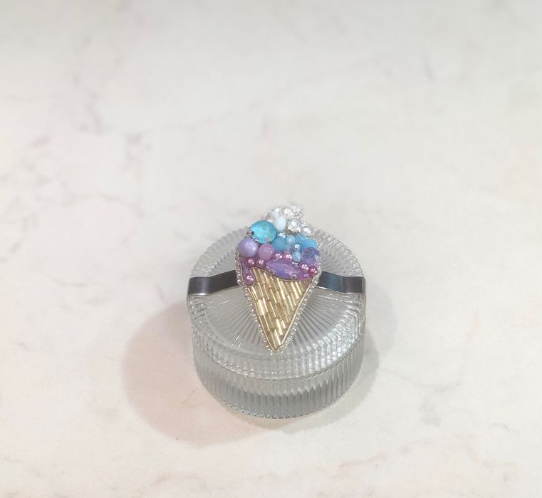 Цветни брошки от камъни и мъниста