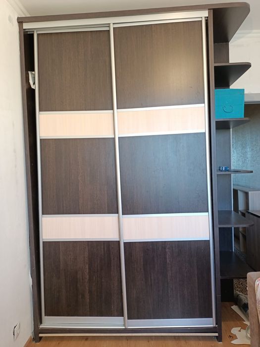 Встроенный шкаф коричневый