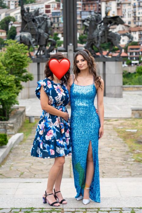 Продавам и трите рокли