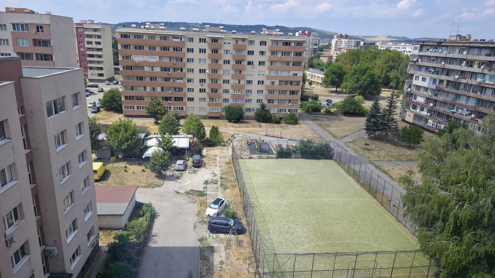 Продава се обзаведен, саниран 2-ст. апартамент в жк."Димова махала", гр.Перник