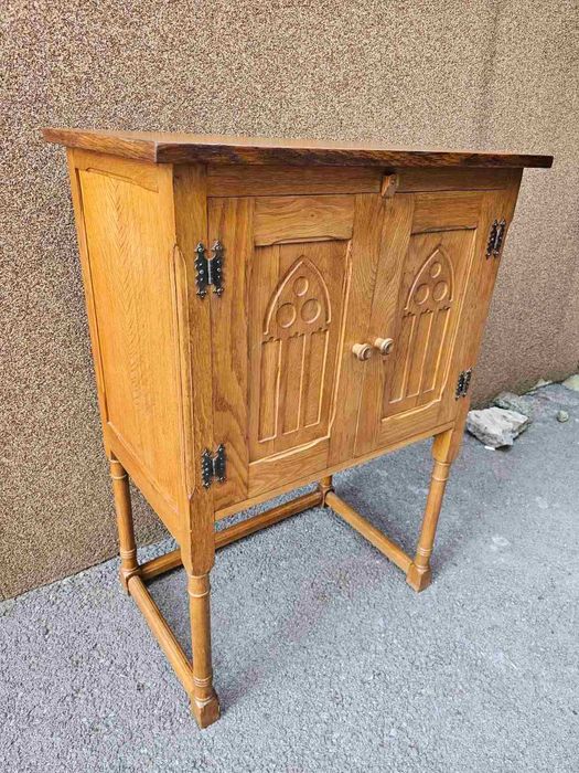 Шкаф в Готически стил