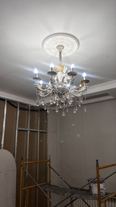 Продам люстру в зал очень подходит