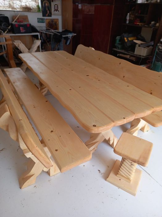 Vând stalpi sculptati