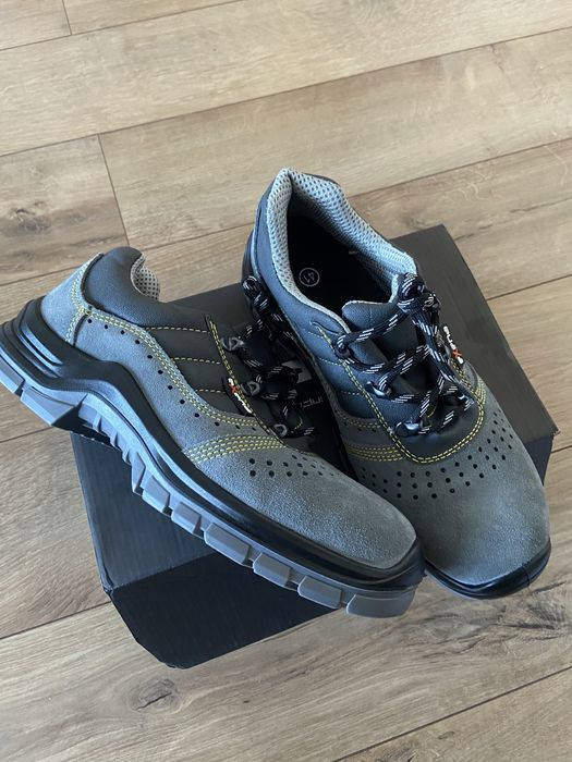 Vand bocanci de lucru