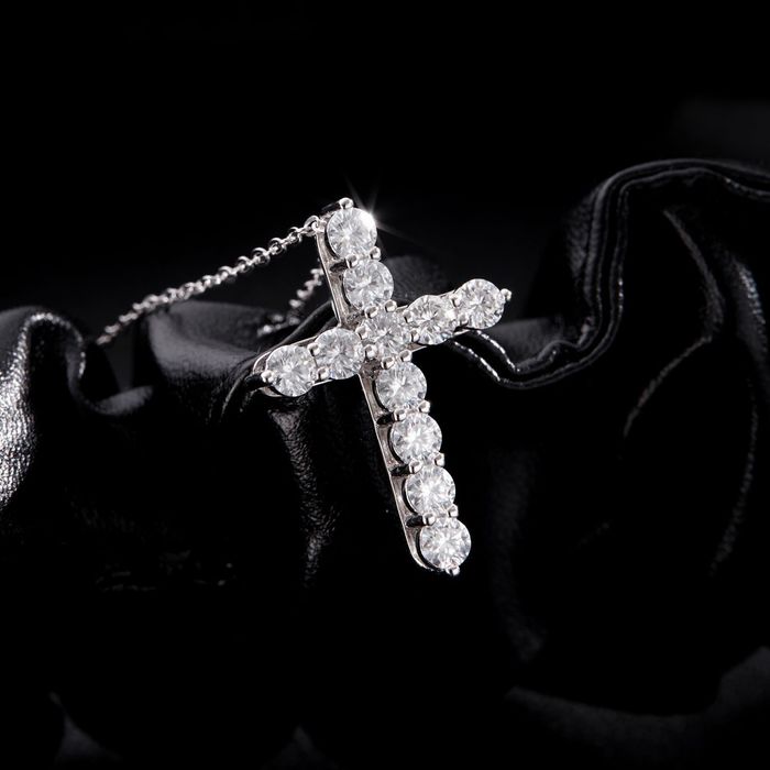 Подвеска-крест с муассанитами 5.50 ct