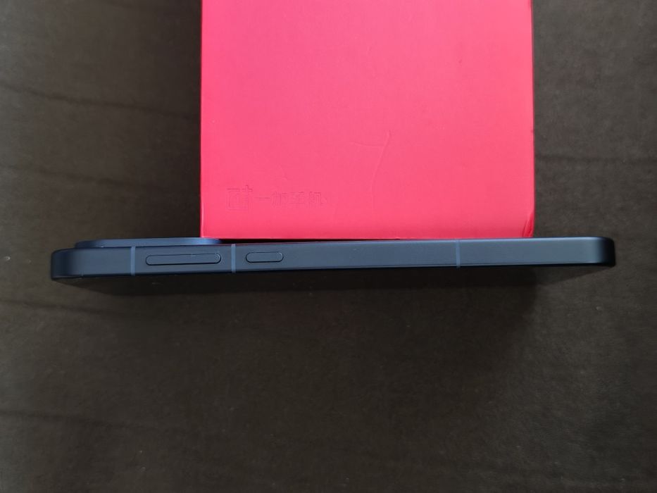 OnePlus 15 12/256 като нов
