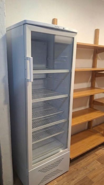 Продам стелажи, холодильник, полки продам