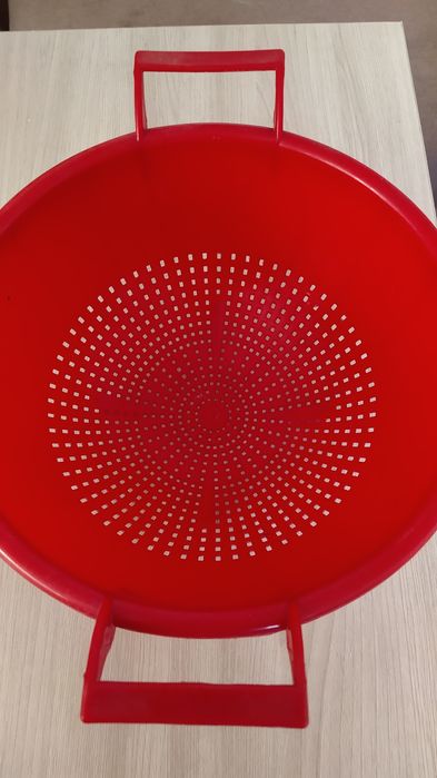 Удобная, глубокая посуда .