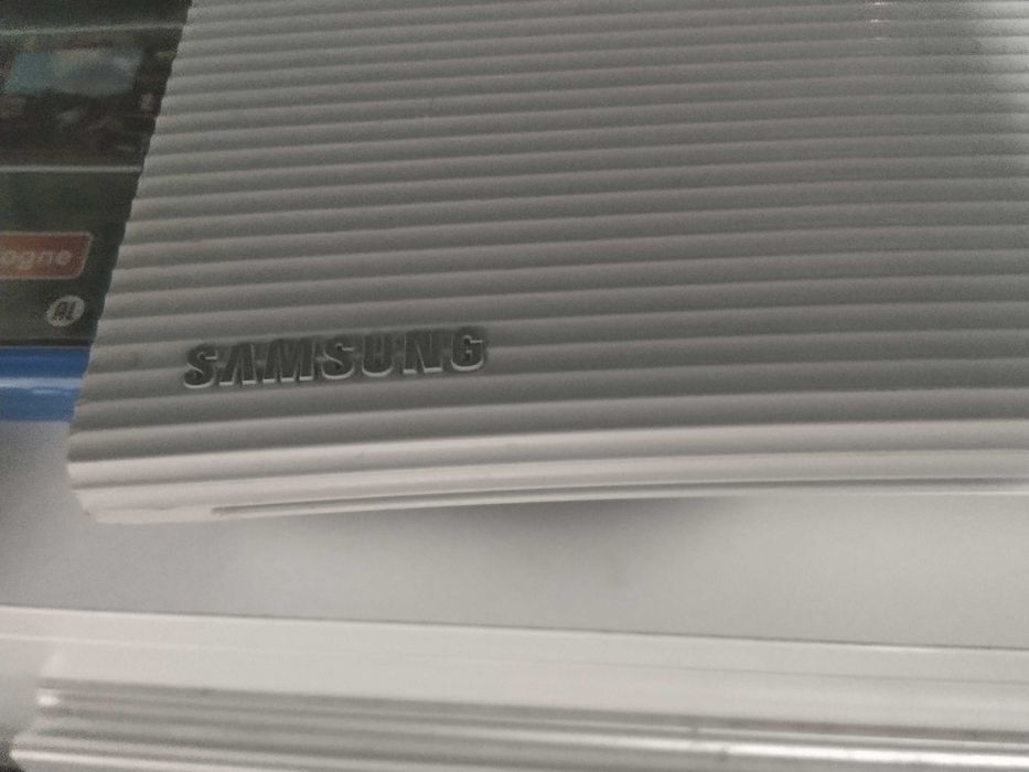 страхотен Blue Ray плеър  на Самсунг с дистанционно и USB флашка