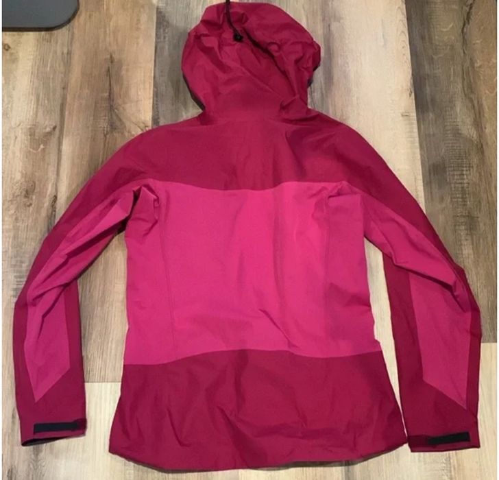 Geaca  dama  Arcteryx !