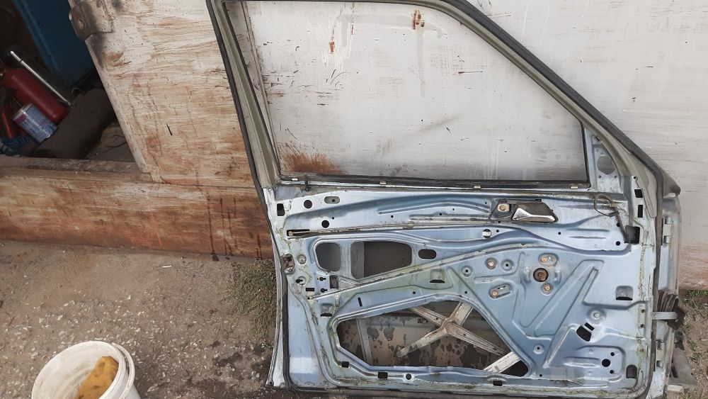 Продам дверь левая водительская мерседес 124