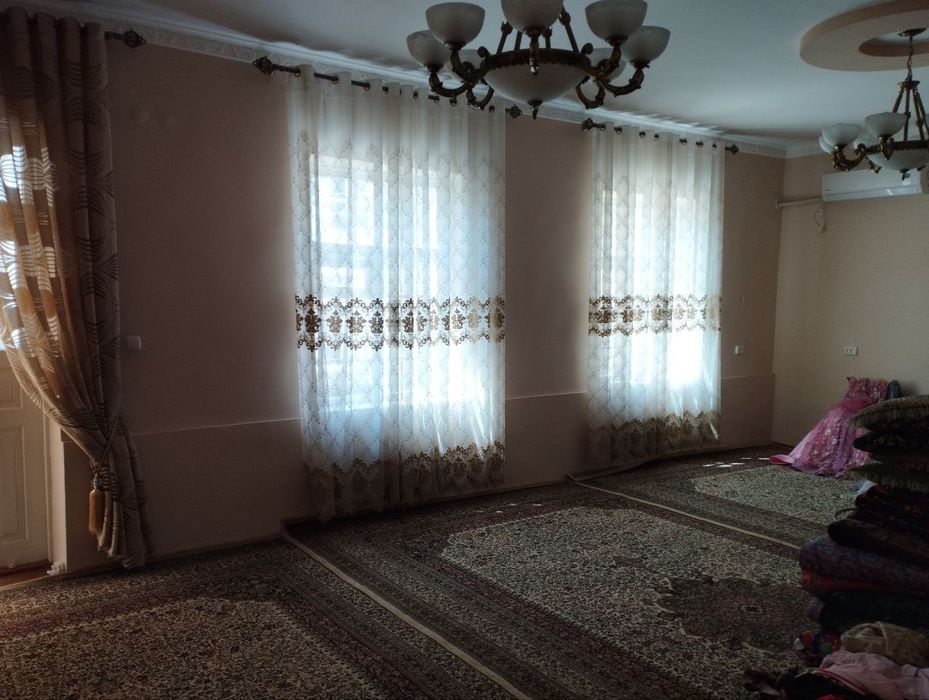 Эски шахарда   ховли сотилади. 2та хужалик яшашга мос.