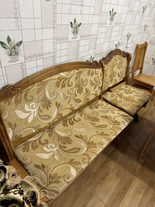 Кухонный стол и угловой диван
