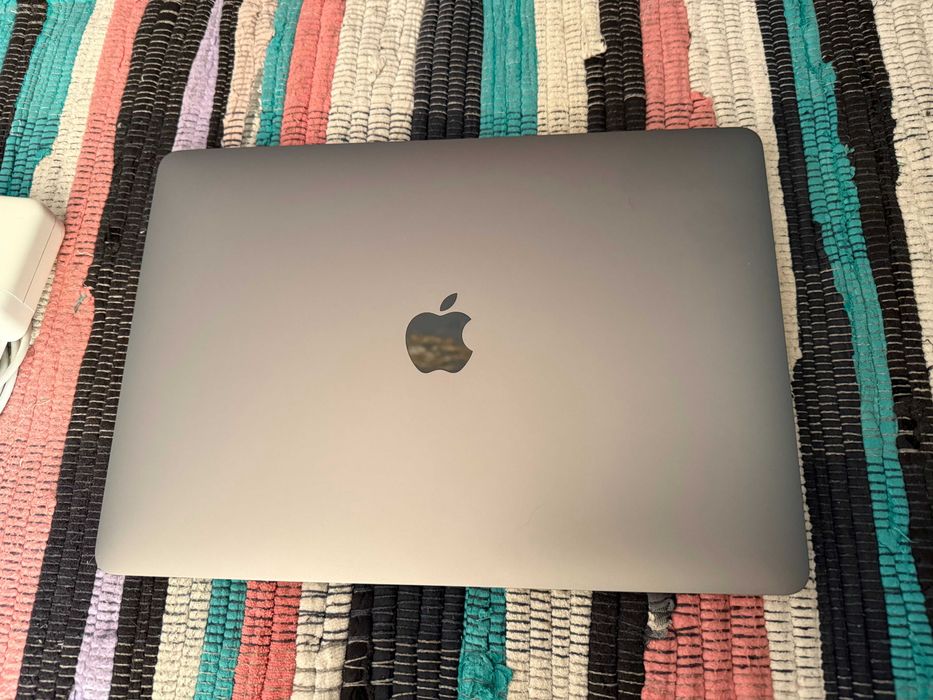 MacBook Pro 13 m1. 8/256gb. Идеальное состояние.