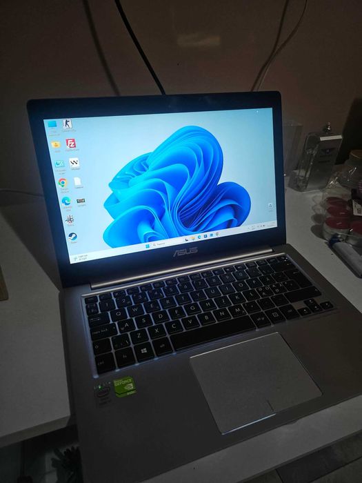 ASUS ZenBook UX303LN | i7 | 8GB RAM 256GB SSD Тъчскрийн  МНОГО ЗАПАЗЕН