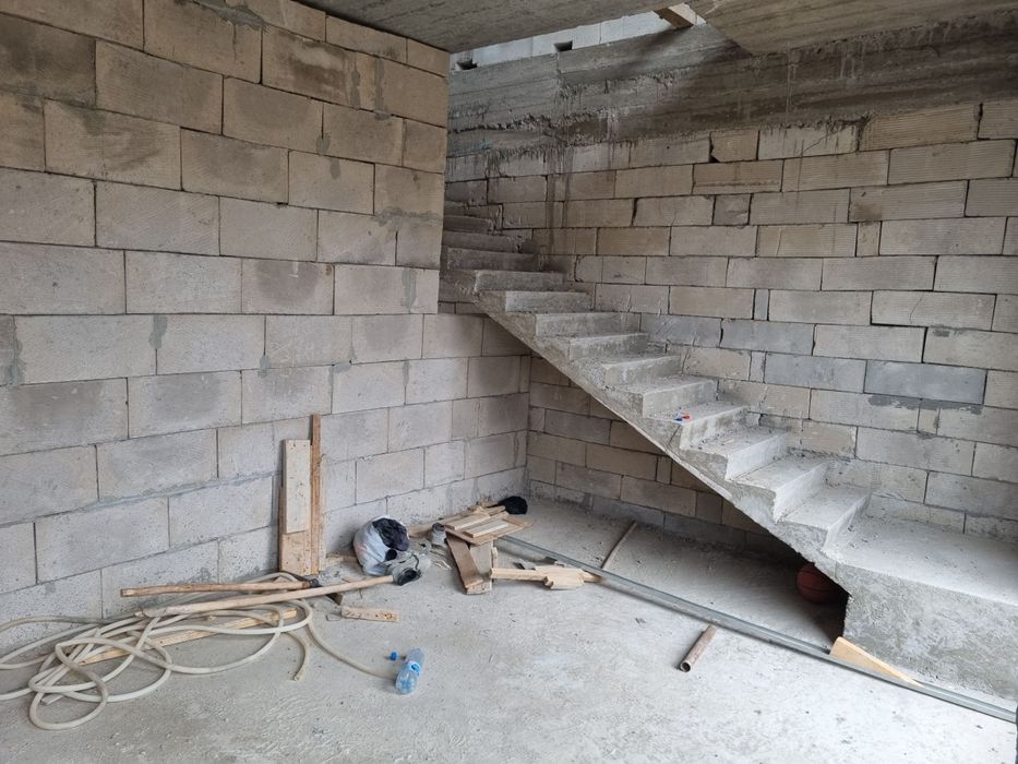 Курилиши тугалланмаган евроховли сотилади.