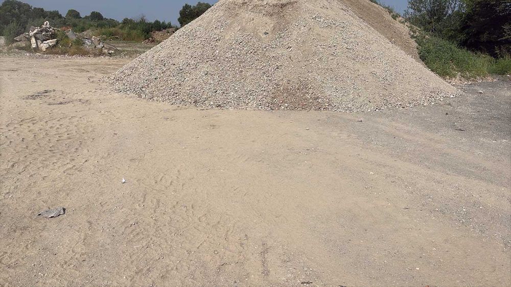 Трошен бетон минал през трошачка и пресевна машина