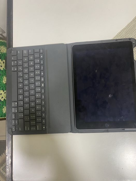 Tableta apple cu husa si tastatura
