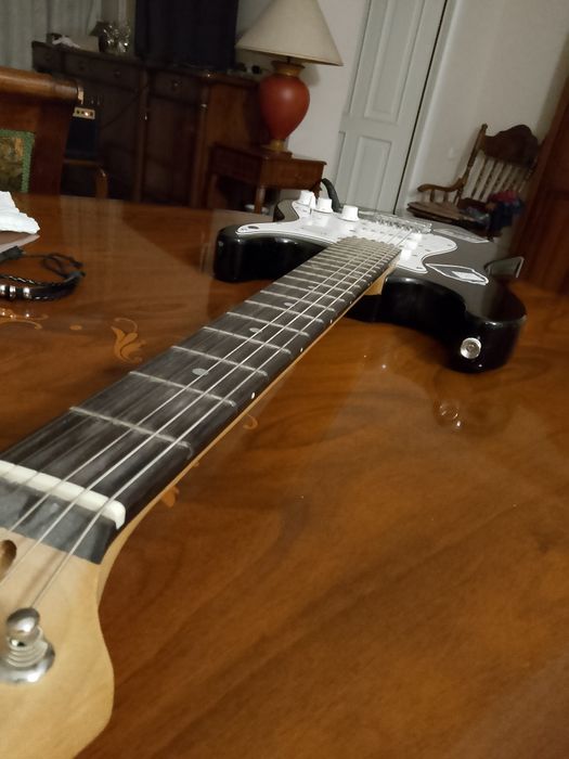 Электро гитара Stratocaster черно белый