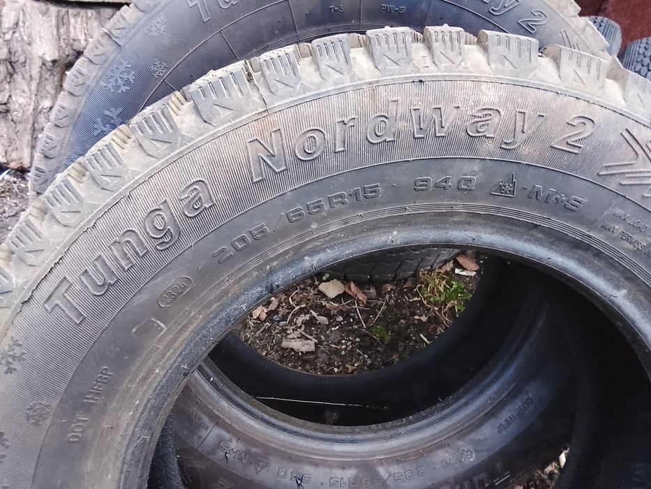 Продам 2 шины зимние