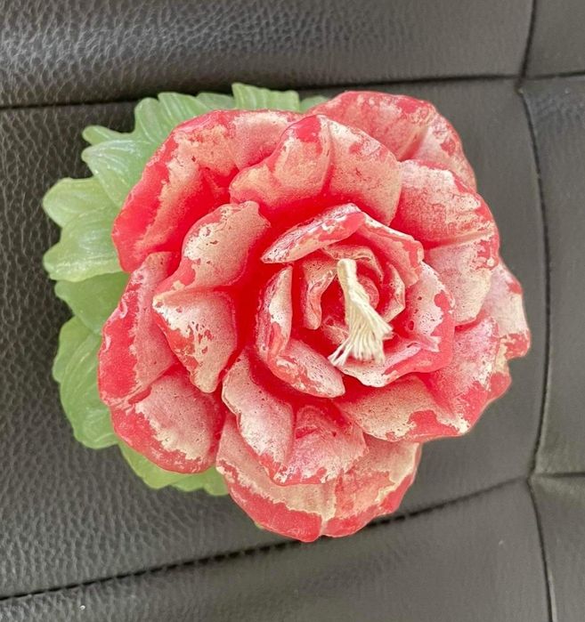 Свещ червена роза. Подарък за всеки празник.